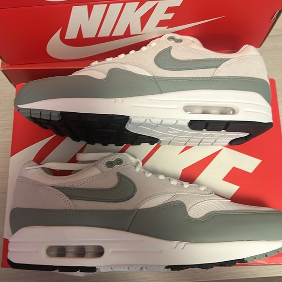 Brand New Sz 10.5 Nike Air Max 1 ‘Mica Green’ w/ box (see photo minor damage) - Picture 3 of 7